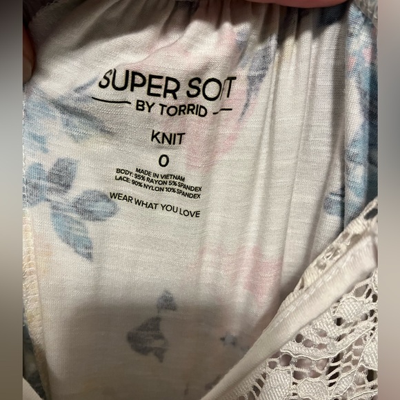 Torrid size 0 super soft top with lace detail, floral print - Picture 4 of 4